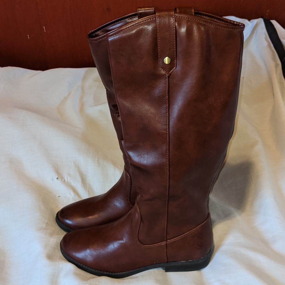 Nwt size 9 boots